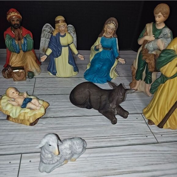 Vintage Traditions 12 Piece Porcelain Holiday Nativity Set Hand Painted #75177 - Picture 9 of 13